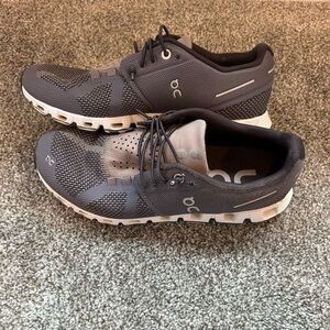 On Cloud Size 7 running shoe